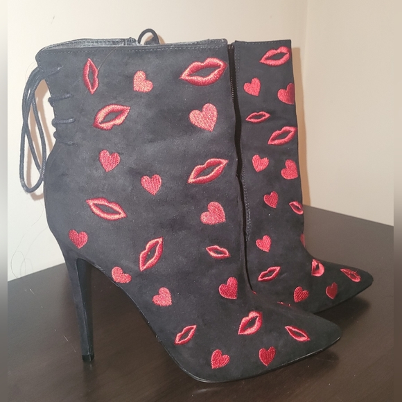 Kisses Boots - Picture 3 of 7